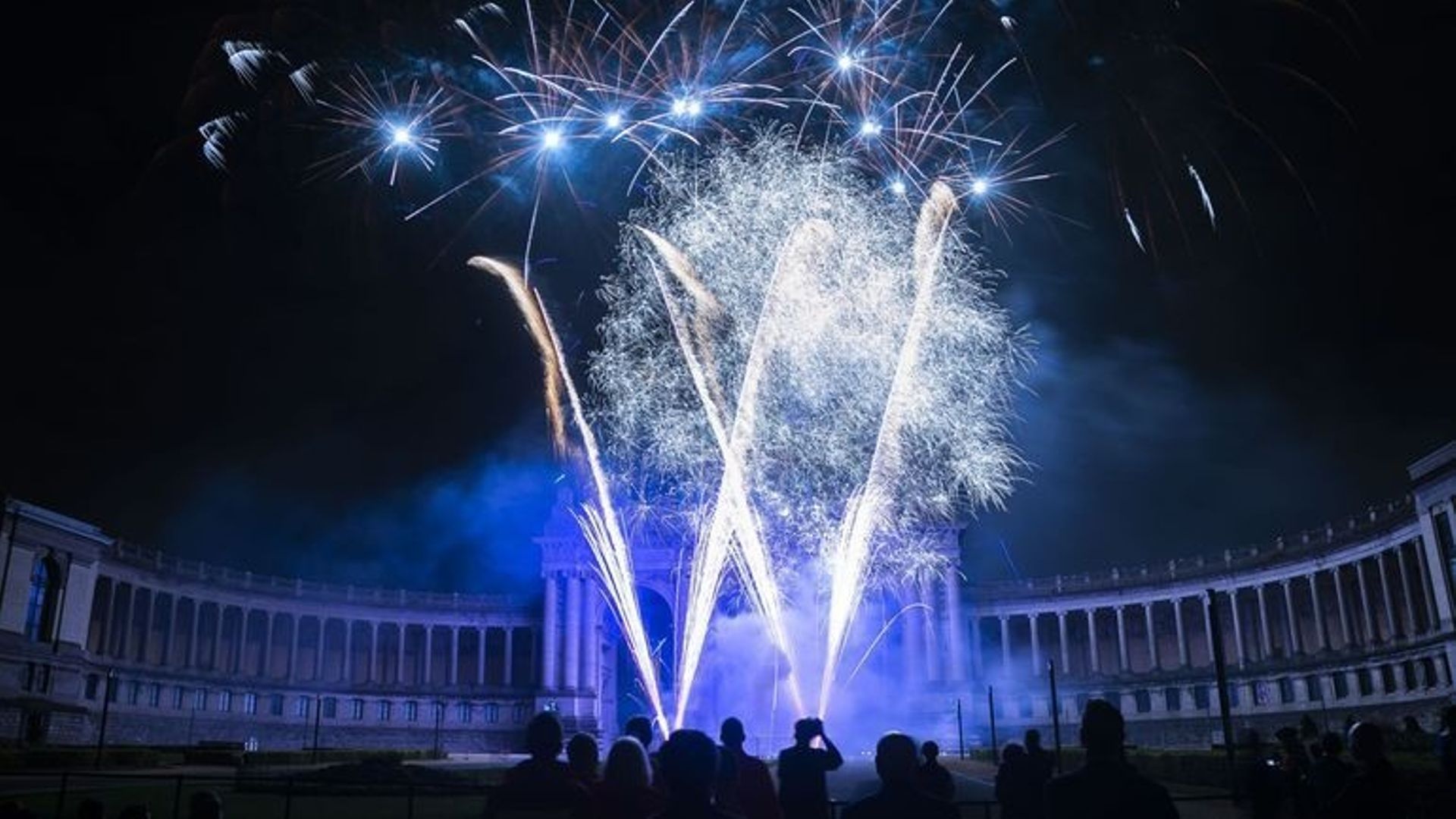Découvrez l'univers des feux d'artifice et des fumigènes